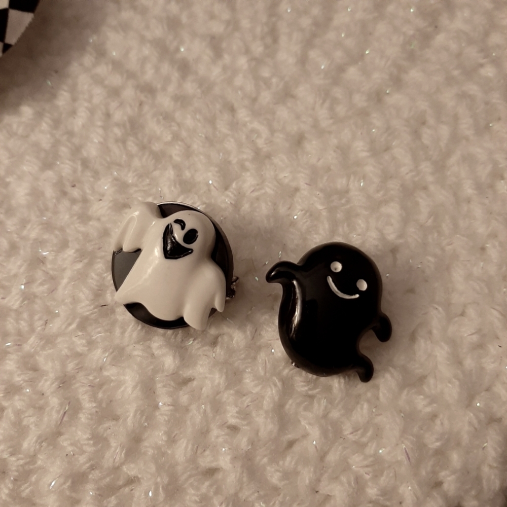 Ghost pin set Black and white new